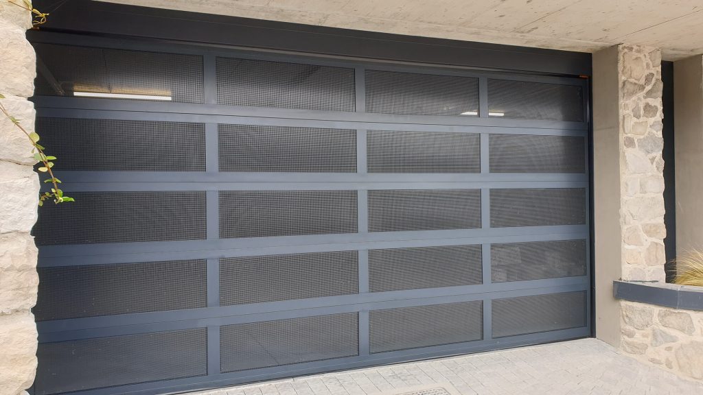 Porta sezionale con sezione in alluminio areata microforata Ticino