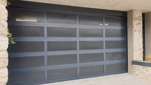 Porta sezionale con sezione in alluminio areata microforata Ticino