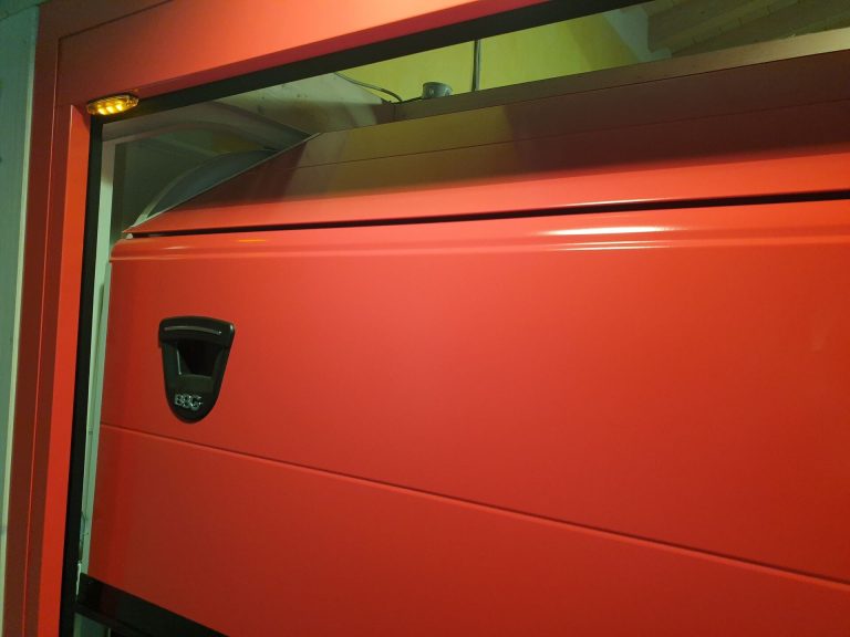 Lampeggiante acceso su porta sezionale