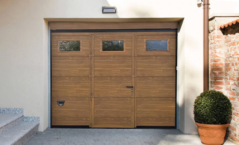 Porta pedonale inserita con profili a taglio termico - vista esterna