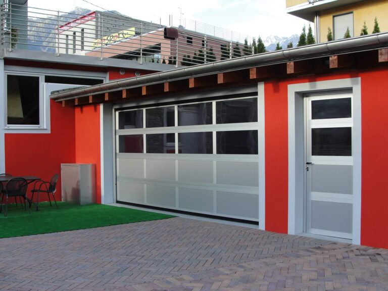 porta pedonale laterale abbinata a portone sezionale di garage