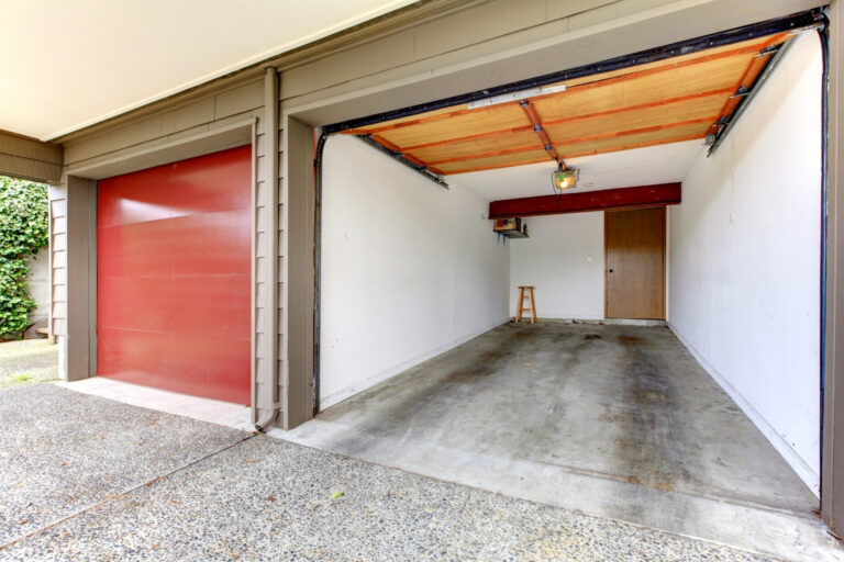 garage aperto con portone salvaspazio