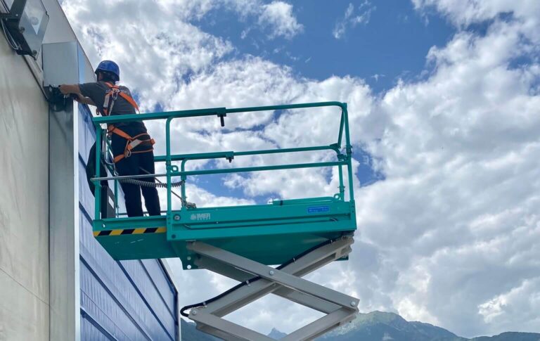 riparazione portone industriale in capannone