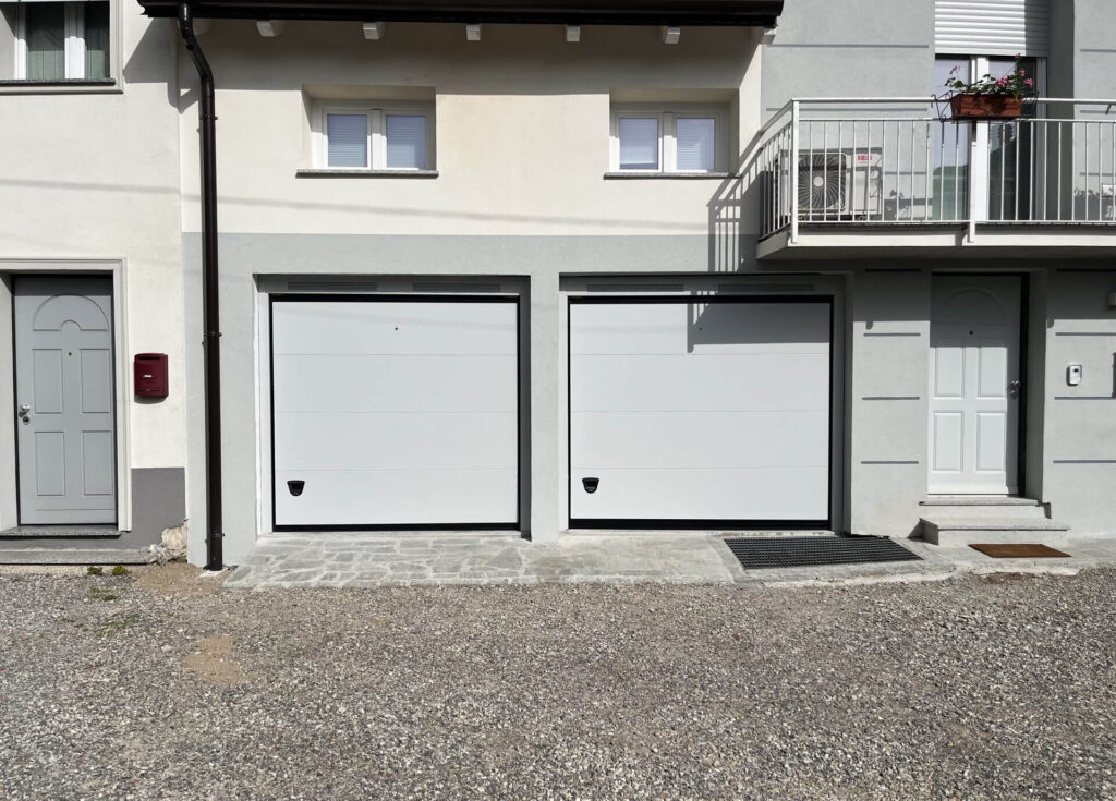 portoni residenziali moderni per il garage e l'efficienza energetica