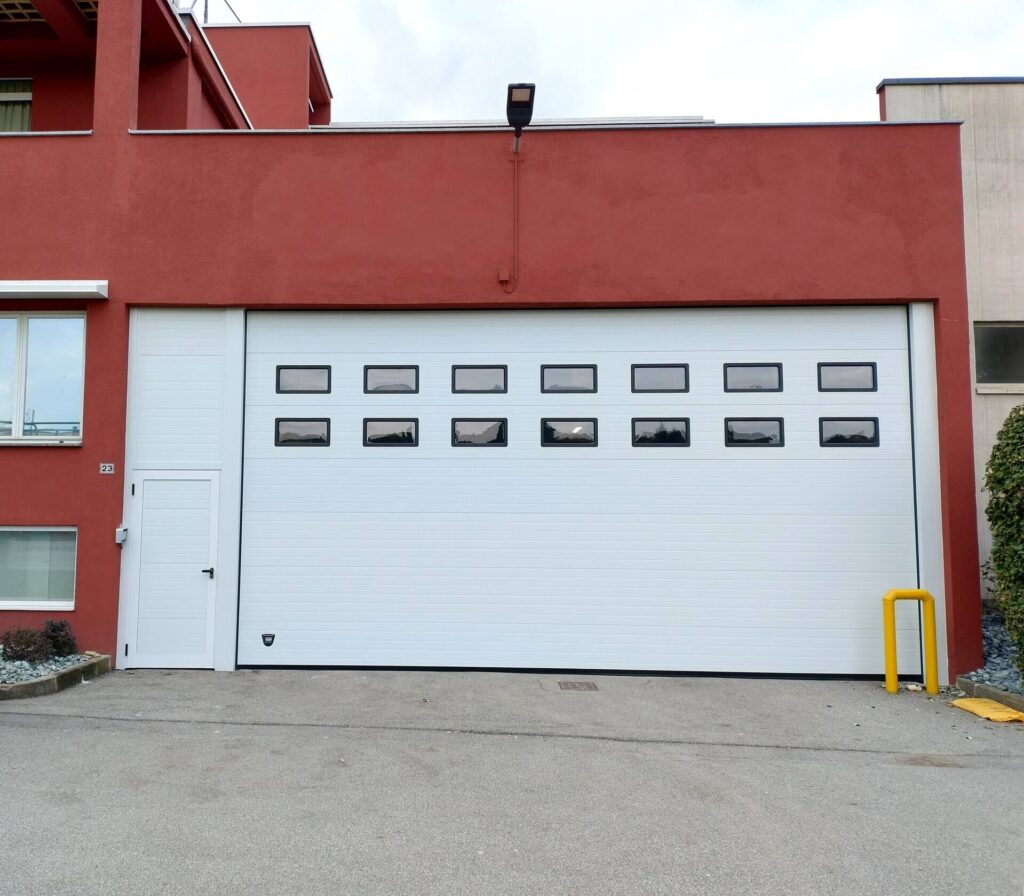 portone sezionale industriale per capannone - sicurezza anti effrazione