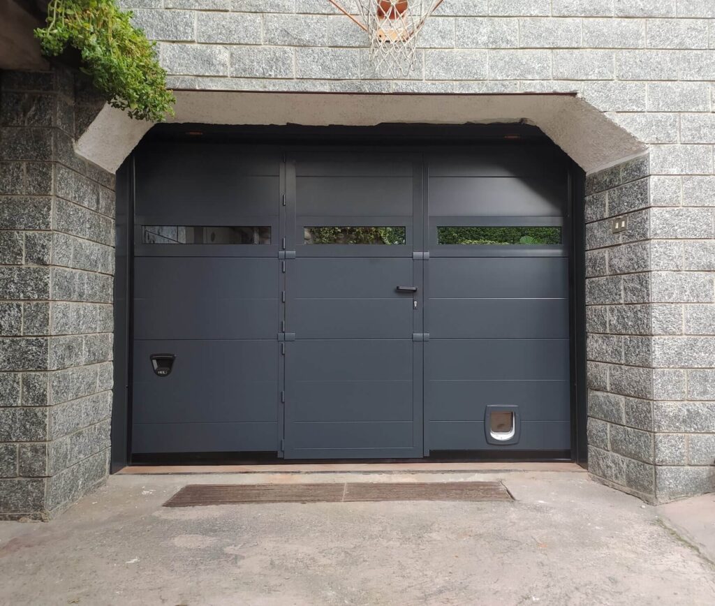 porta garage personalizzata con porta pedonale e sezione finestrata - bbg