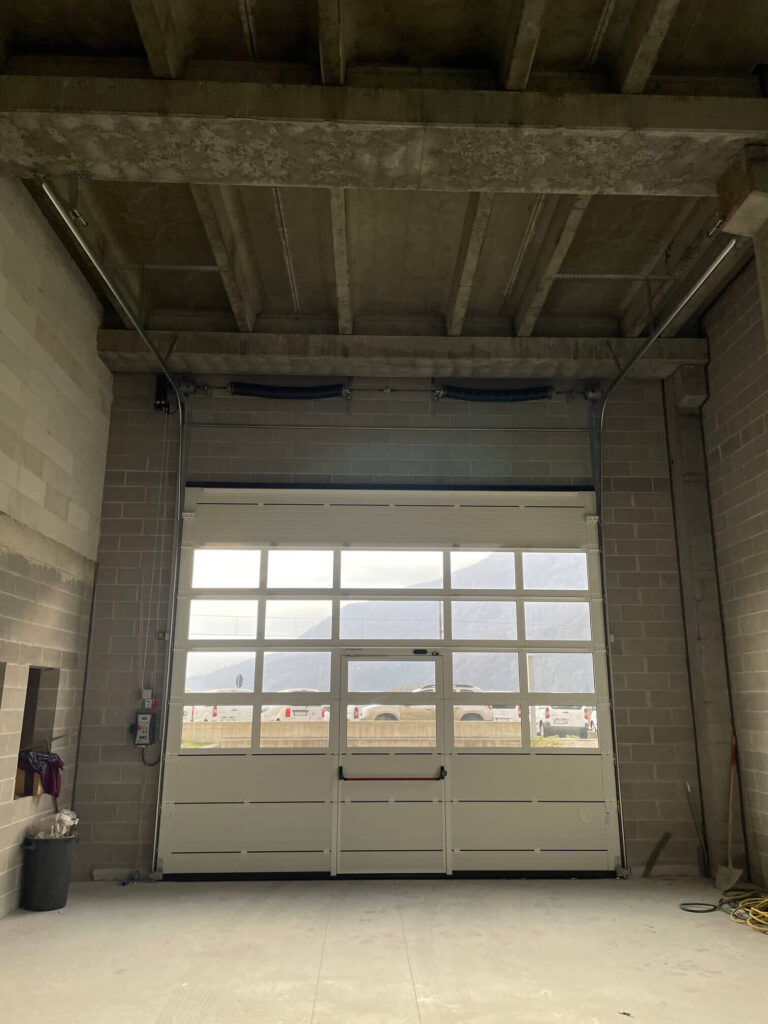 porta sezionale moderna per capannone industriale