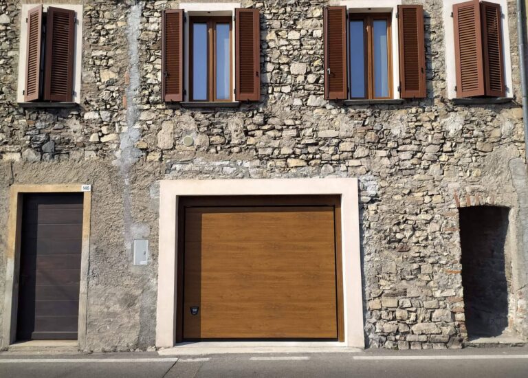 guida alla scelta del nuovo portone sezionale per il garage
