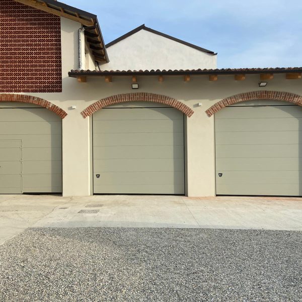Porta sezionale residenziale modello Modena monodoga liscio verniciato RAL 7032
