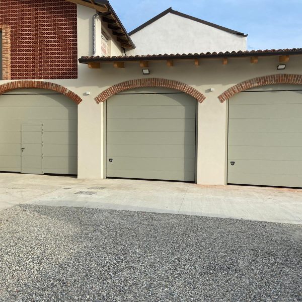 Porta sezionale residenziale modello Modena monodoga liscio verniciato RAL 7032