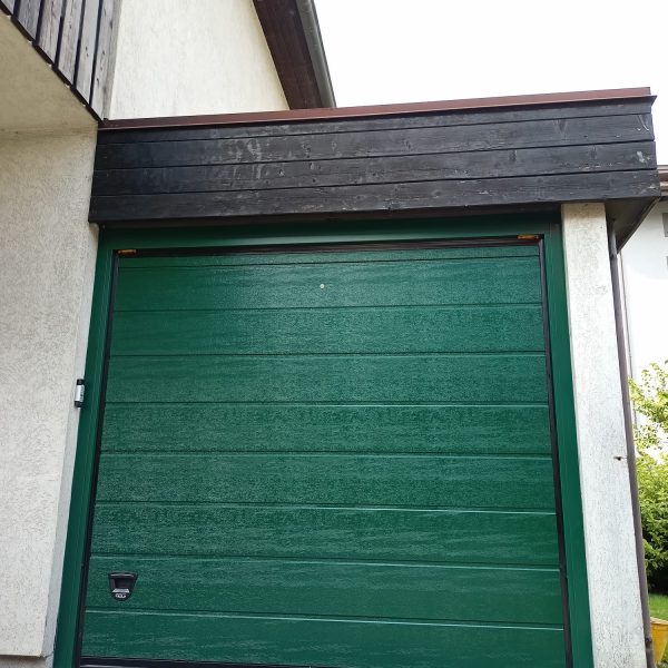 Porta sezionale residenziale modello Bellagio due doghe goffrato verde RAL 6005