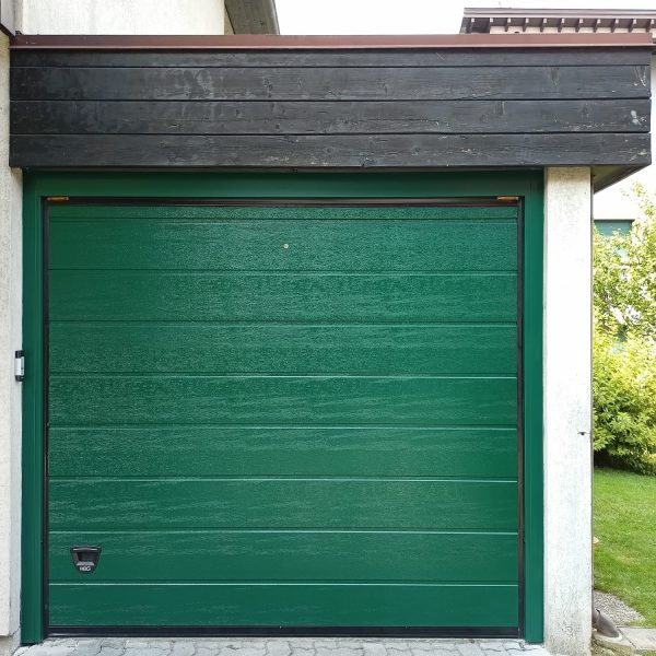 Porta sezionale residenziale modello Bellagio due doghe goffrato verde RAL 6005