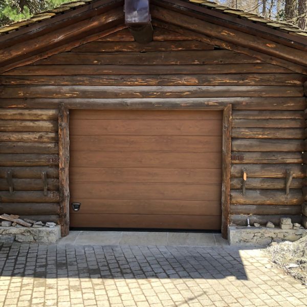 Porta sezionale residenziale modello Urbino due doghe liscio effetto legno noce
