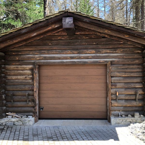 Porta sezionale residenziale modello Urbino due doghe liscio effetto legno noce