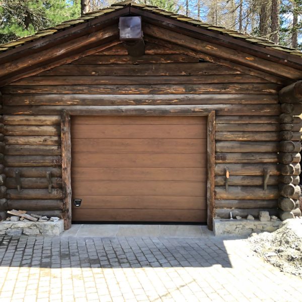 Porta sezionale residenziale modello Urbino due doghe liscio effetto legno noce