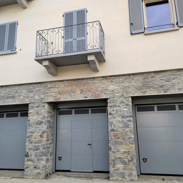 Porta sezionale Modena monodoga liscio grigio RAL 9006 con Tevere e porta pedonale inserita.