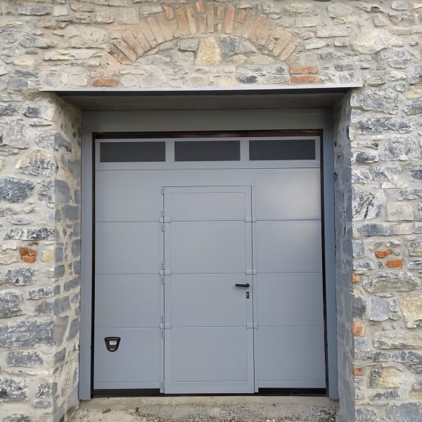 Porta sezionale Modena monodoga liscio grigio RAL 9006 con Tevere e porta pedonale inserita.