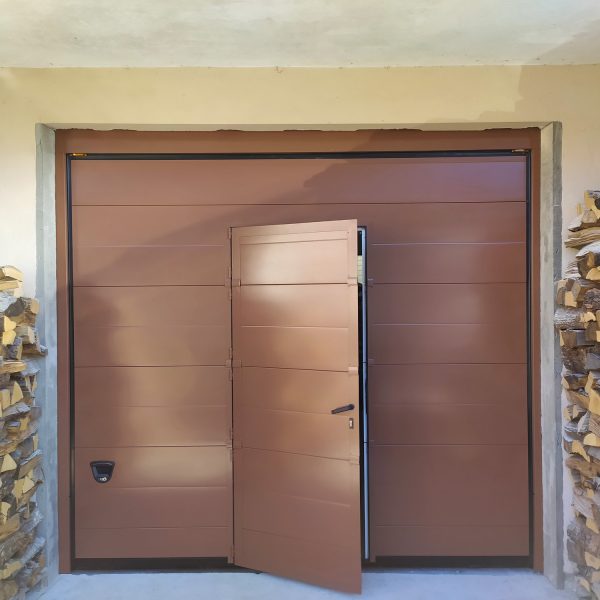 Due doghe Venezia, verniciato RAL 8024 con porta pedonale
