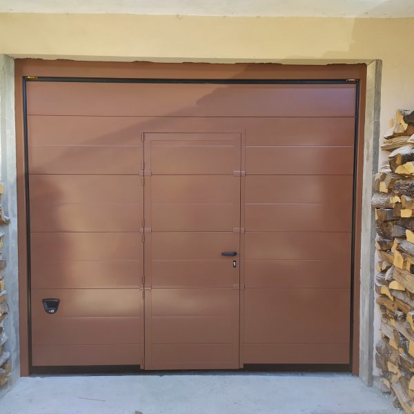 Due doghe Venezia, verniciato RAL 8024 con porta pedonale