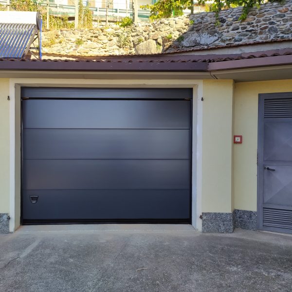 Porta sezionale Modena monodoga lisco grigio RAL 7016