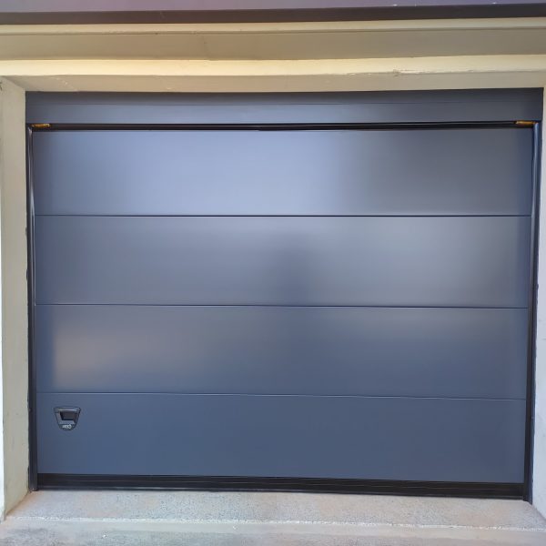 Porta sezionale Modena monodoga lisco grigio RAL 7016