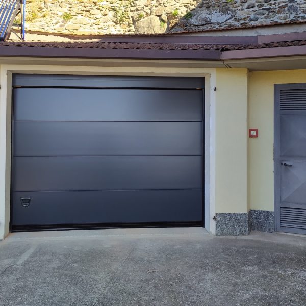 Porta sezionale Modena monodoga lisco grigio RAL 7016