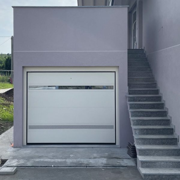 Porta sezionale Modena monodoga RAL 1013, con sezione vetrata Adda ed areata