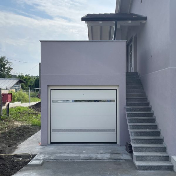 Porta sezionale Modena monodoga RAL 1013, con sezione vetrata Adda ed areata