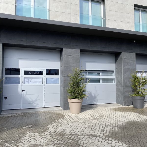 Modena monodoga RAL 9006, con Adige e porta pedonale inserita
