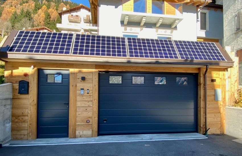 Due doghe liscio Urbino grigio RAL 7016 con oblò e porta laterale