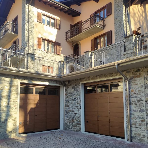 Urbino due doghe liscio effetto legno noce, con Adige e porta pedonale inserita