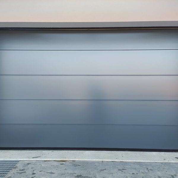 Porta sezionale Modena monodoga liscio colore grigio RAL 7016 2021