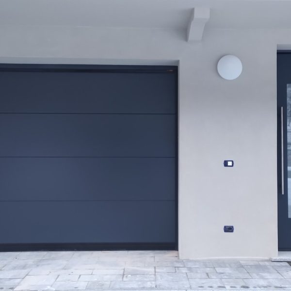 Porta sezionale Modena monodoga liscio colore grigio RAL 7016 2021.