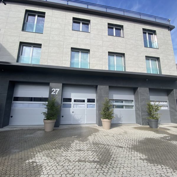 Modena monodoga RAL 9006, con Adige e porta pedonale inserita