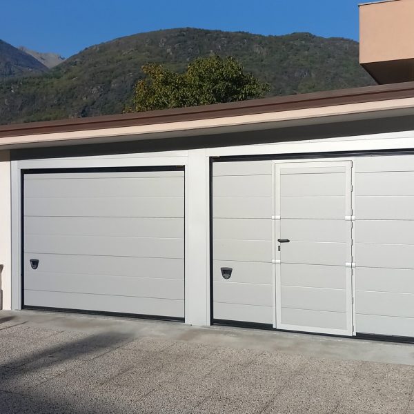 Porta modello Venezia, con porta pedonale, grigio RAL 9006