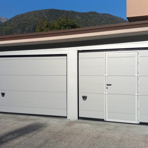 Porta modello Venezia, con porta pedonale, grigio RAL 9006