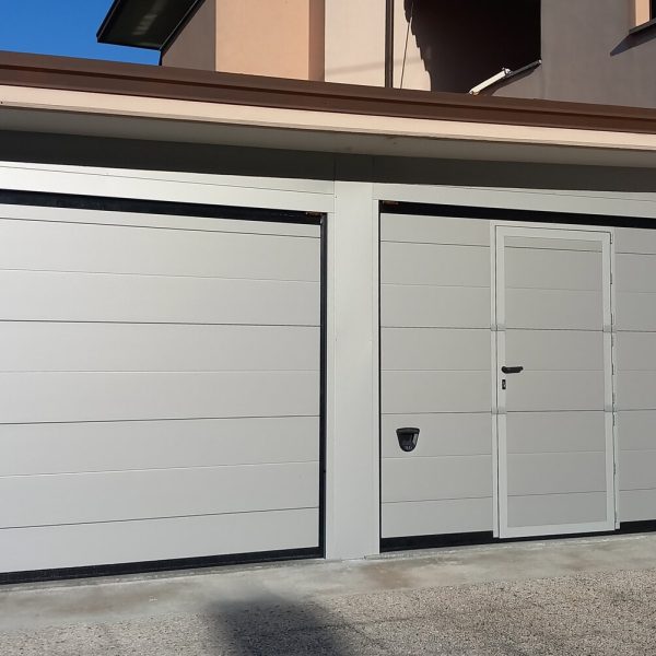 Porta modello Venezia, con porta pedonale, grigio RAL 9006
