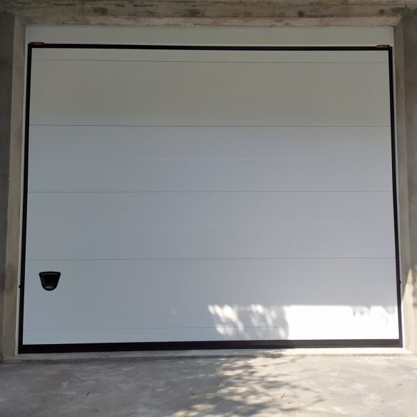 Porta sezionale modello Venezia due doghe liscio 9010