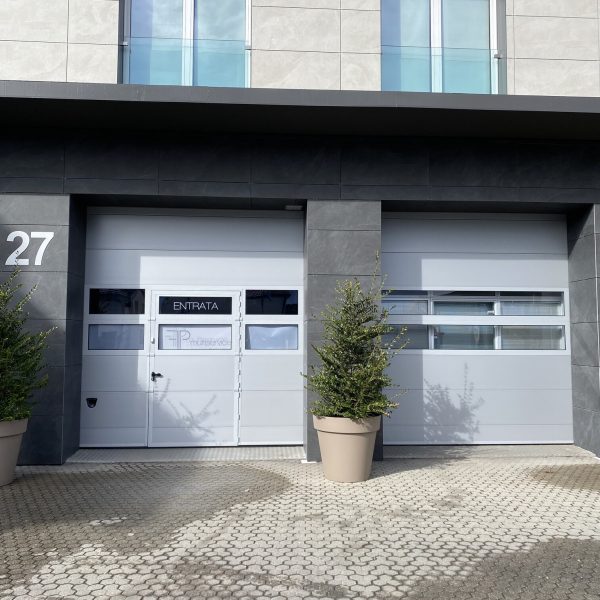 Modena monodoga RAL 9006, con Adige e porta pedonale inserita
