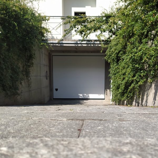 Porta sezionale modello Venezia due doghe liscio 9010