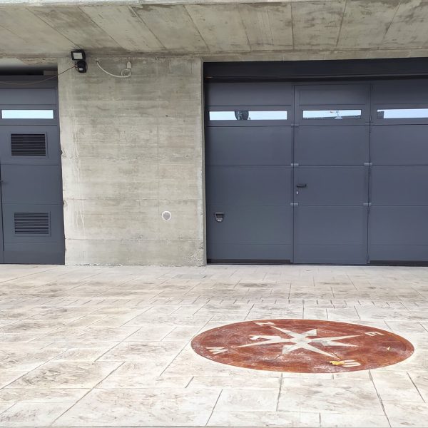 Porta sezionale Modena monodoga liscio colore grigio RAL 7016 con sezione finestrata Adda e porta laterale con griglie di areazione 2021.