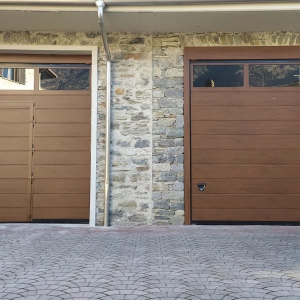 Urbino due doghe liscio effetto legno noce, con Adige e porta pedonale inserita