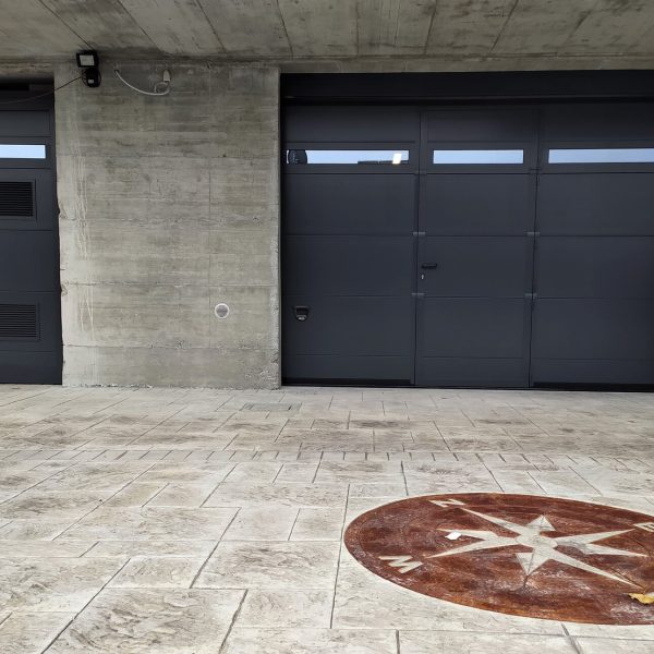 Porta sezionale Modena monodoga liscio colore grigio RAL 7016 con sezione finestrata Adda e porta laterale con griglie di areazione 2021.