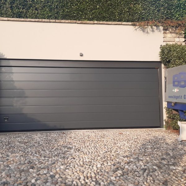 Porta sezionale due doghe liscio Urbino, grigio RAL 7016, motorizzata