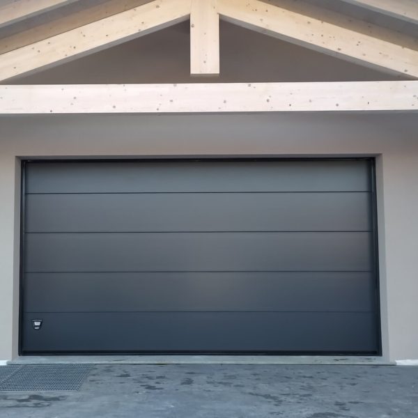 Porta sezionale Modena monodoga liscio colore grigio RAL 7016 2021