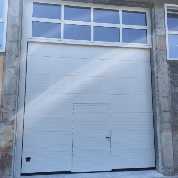 Porta sezionale industriale, con pedonale e sezioni finestrate