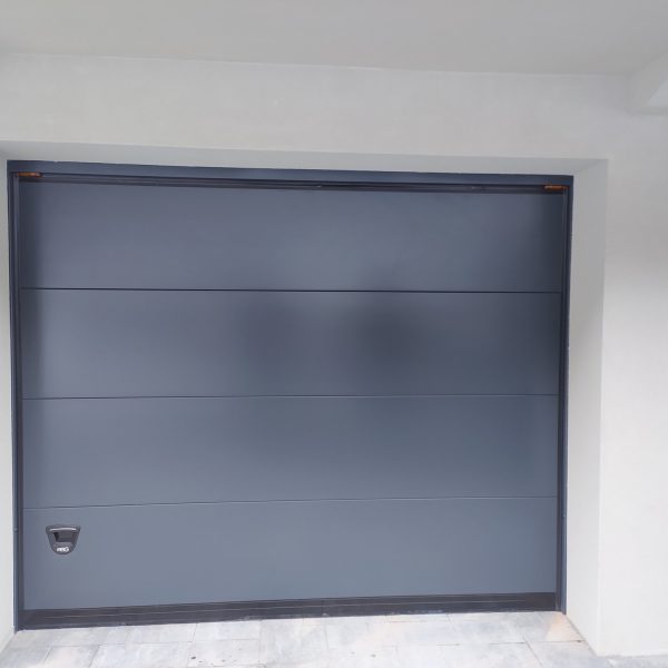 Porta sezionale Modena monodoga liscio colore grigio RAL 7016 2021.