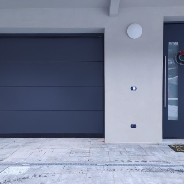 Porta sezionale Modena monodoga liscio colore grigio RAL 7016 2021.