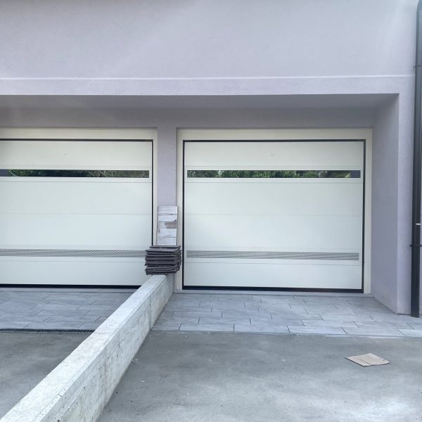 Porta sezionale Modena monodoga RAL 1013, con sezione vetrata Adda ed areata