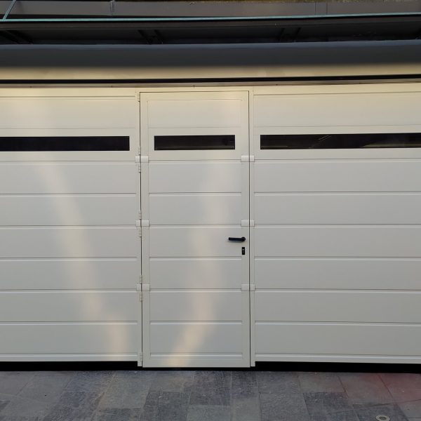 orta sezionale due doghe Urbino bianco RAL 9010/9016 con Adda e pedonale inserita